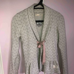  - Grå och rosa Odd Molly kofta💗 liten volang där nere, supersöt och i bra skick! Priset är inklusive frakt!