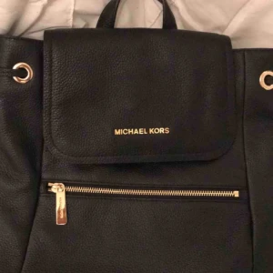  - Jag fick en fin ryggsäck från Michael Kors i julklapp, men gillade den inte så mkt! Den är inte ens testad & nypris är 328 dollar, vilket är ca 3300kr. Mitt nypris 2800kr och pris kan diskuteras vid bra affär, hör av er vid fler frågor/bilder!
