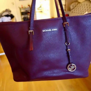  - MK väska i nyskick.  ett stort fack plus ett litet med dragkedja på insidan. 