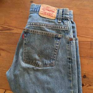 Jätte snygga levis jeans i modell 550!! Ett måste att ha i garderoben. Köpta second hand men knappt använda