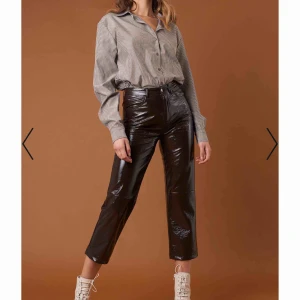  - Supercoola svarta lack byxor från NA-KD i väldigt bra skick, endast använda en gång! Har sytt in dom en aning i midjan då de var alldeles för stora för mig innan. Köparen betalar frakten