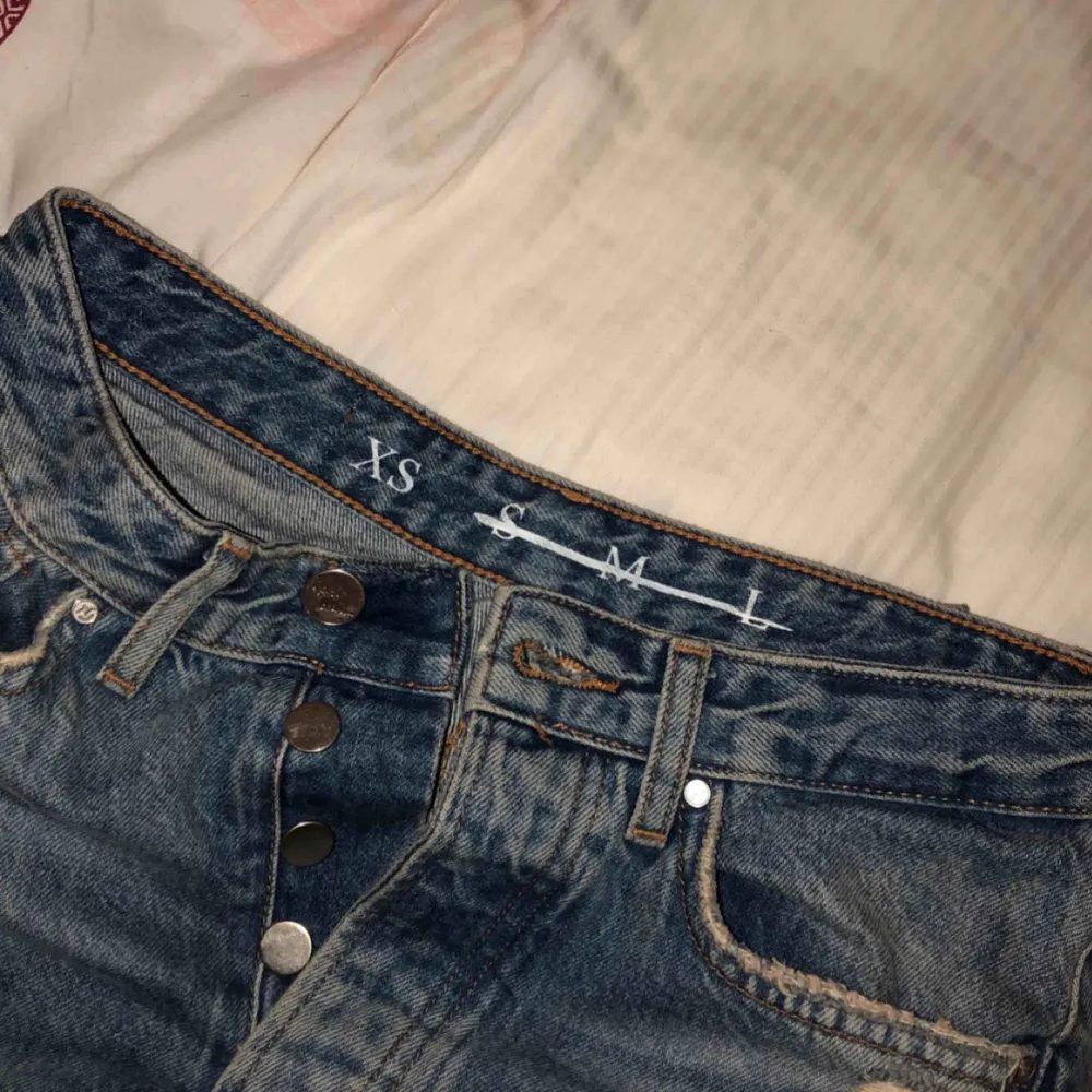 Skitsnygga jeans från Bikbok! . Jeans & Byxor.