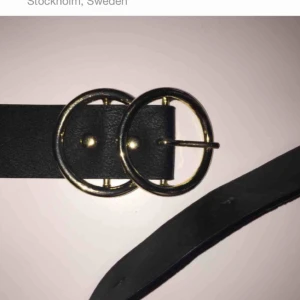  - svart skärp med guldspänne