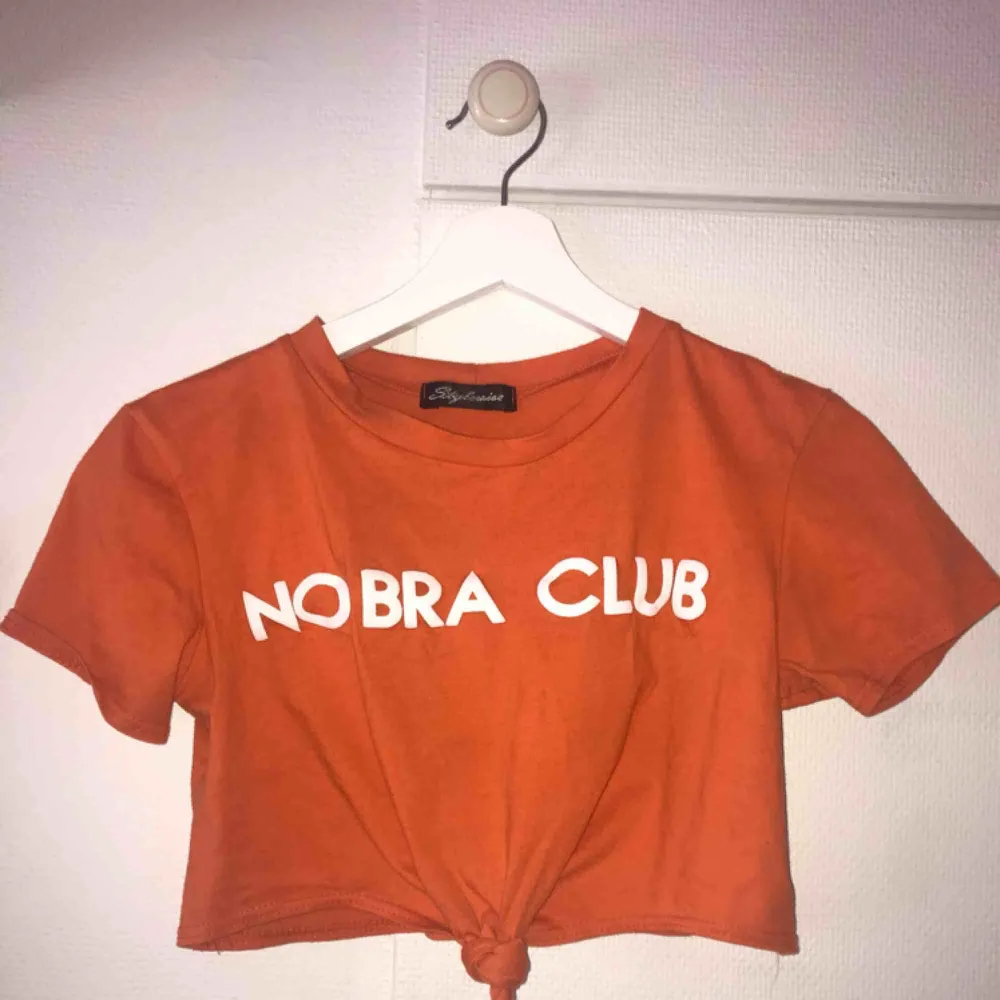 Supersnygg orange t-shirt från jfr, med vit text ”No bra club”. Endast testad, strl S. Nypris 199kr😊 . Toppar.