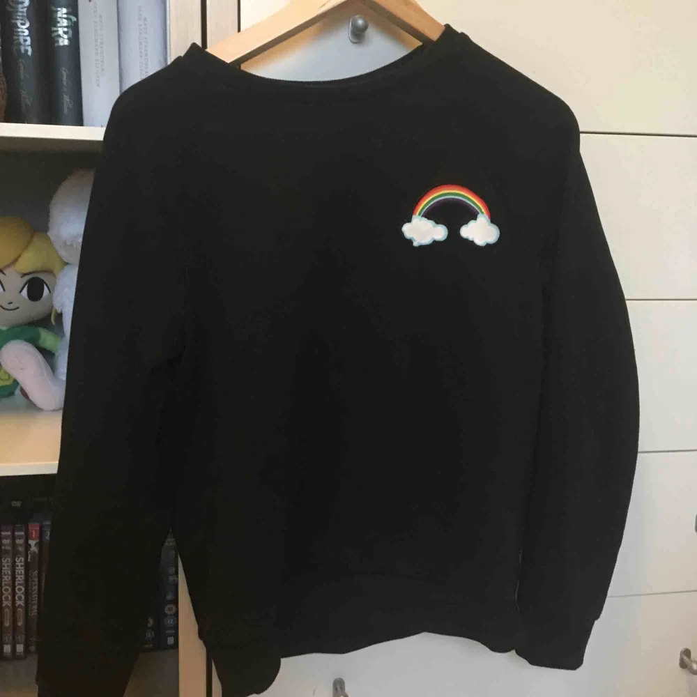 Gullig sweatshirt med regnbåge på från H&M. 🌈  Vid frakt betalar köparen frakten (60 kr) 🚨. Hoodies.