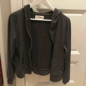  - En grå kofta med huva. Den är sjuukt skön.  Vi möts gärna upp i Stockholm men om frakt betalar köparen det