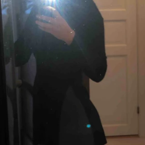  - En långärmad tröja med slits i båda sidorna ifrån Nelly. 