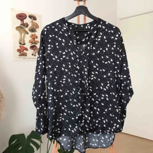  - 🕊Superhärlig skjorta med mönster🕊 Strl 34-36. Jätteskönt silkesaktigt material och lite längre där bak än där fram🖤 En liten knapp saknas på höger ärm. 🌞Frakt går på ca 30 kr🌞 Möts gärna upp i Gbg!