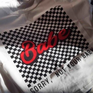  - T-shirt i nyskick. 