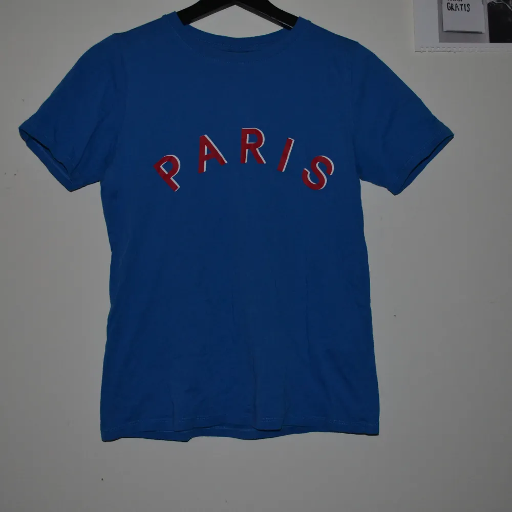 Paris tee 🇫🇷  superfin och lätt att matcha! Frakt ingår ej. T-shirts.