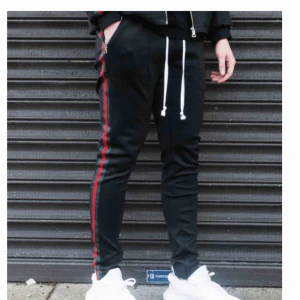  - Säljer dessa sjukt snygga trackpants då dom tyvärr är för små! Kan skicka eller mötas upp i Norrköping 