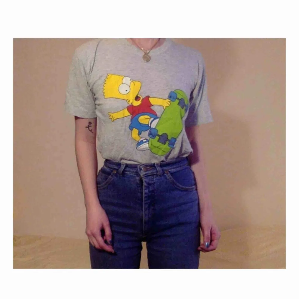 ✨🍌UNISEX BART SIMPSON TEE🍌✨ 100% Bomull. Stl: ej märkt, funkar på XS-S Längd fr axel 66,5cm, armhåla-till-armhåla ca 43, ärmlängd 18,5cm. Köparen betalar frakten!. T-shirts.