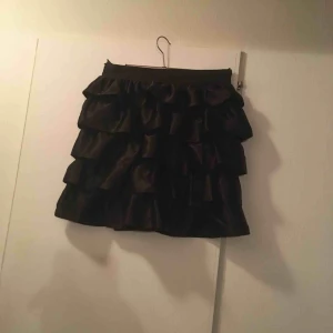  - Söt kjol i glansigt tyg 🌸