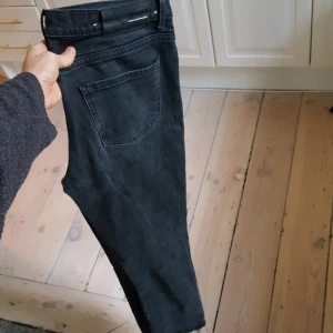  - Jeans från BLK  snyggt slitna     