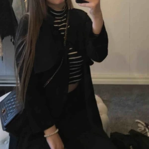  - Svart lång kappa Sparsamt använd 120 kr + frakt Perfekt till våren eller sommaren! PM för fler bilder :)