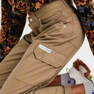  - Snyggaste jävla byxan från urban outfitters, säljer pga för stor storlek. Frakt är inkluderat i priset Ordinarie pris 800 sek