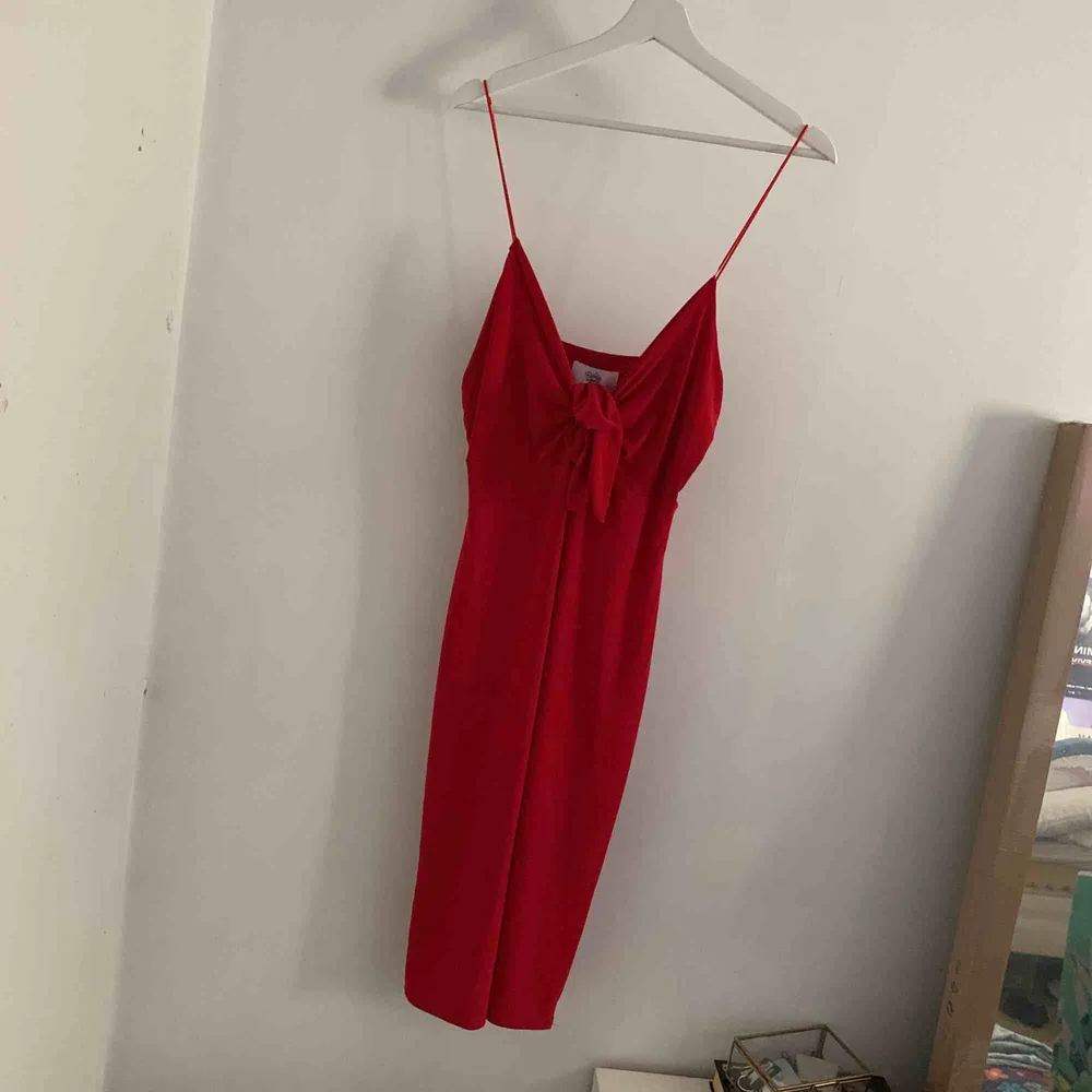 En figurnära klänning i röd från Rebecca Stella. . Klänningar.
