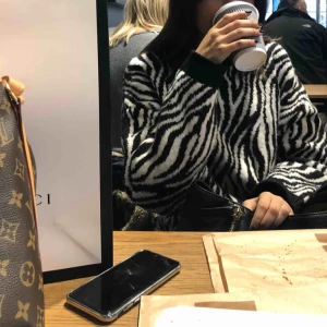  - Säljer denna superfina tjocktröja. Köpte den i London för 300kr Jag vet inte vad affären heter.  Använd endast en gång <3