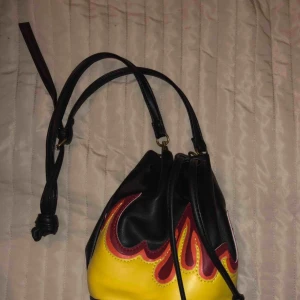  - Fin väska med eld motiv i bra skick!