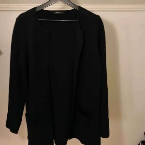  - Kofta ifrån Ginatricot. Använd som en kappa ett antal gånger, men fortfarande i fint skick! Storlek XS men passar även S Köparen står för frakt.