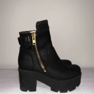  - Johnny Bulls 5025. Använda ett par gånger, bra skick. Köpta för 1400kr säljer för 800kr inklusive frakt. 