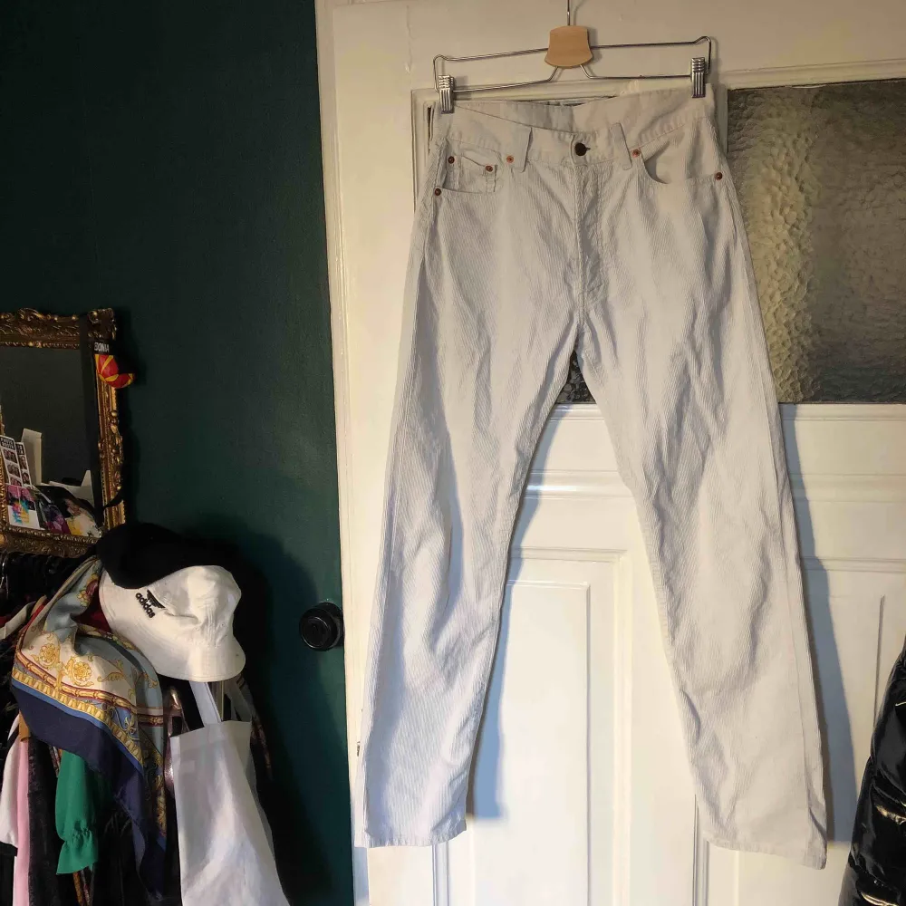 Super snygga Levis manchesterbyxor i vitt/beige/grå 😅 jätte sköna!!. Jeans & Byxor.