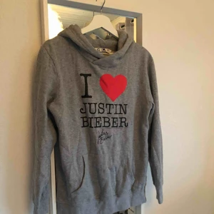  - Justin Bieber hoodie. Storlek barn 164 (stor i storlek så som en vuxen storlek S). Använd 2 gånger. Som ny!