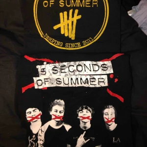  - 5sos merch tshirts. 40kr styck
