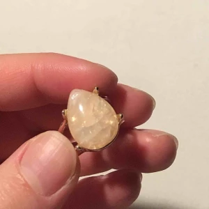  - Jättefin guldring med ljusrosa/vit sten! (Inte äkta guld)