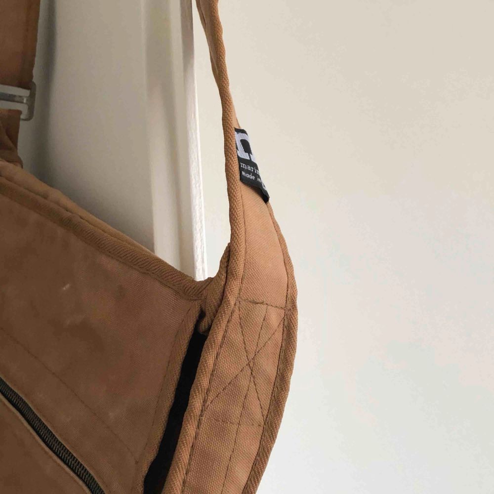 Supersnygg och praktisk väska från Marimekko. Lite sliten i tyget men syns endast på väldigt nära håll.. Väskor.