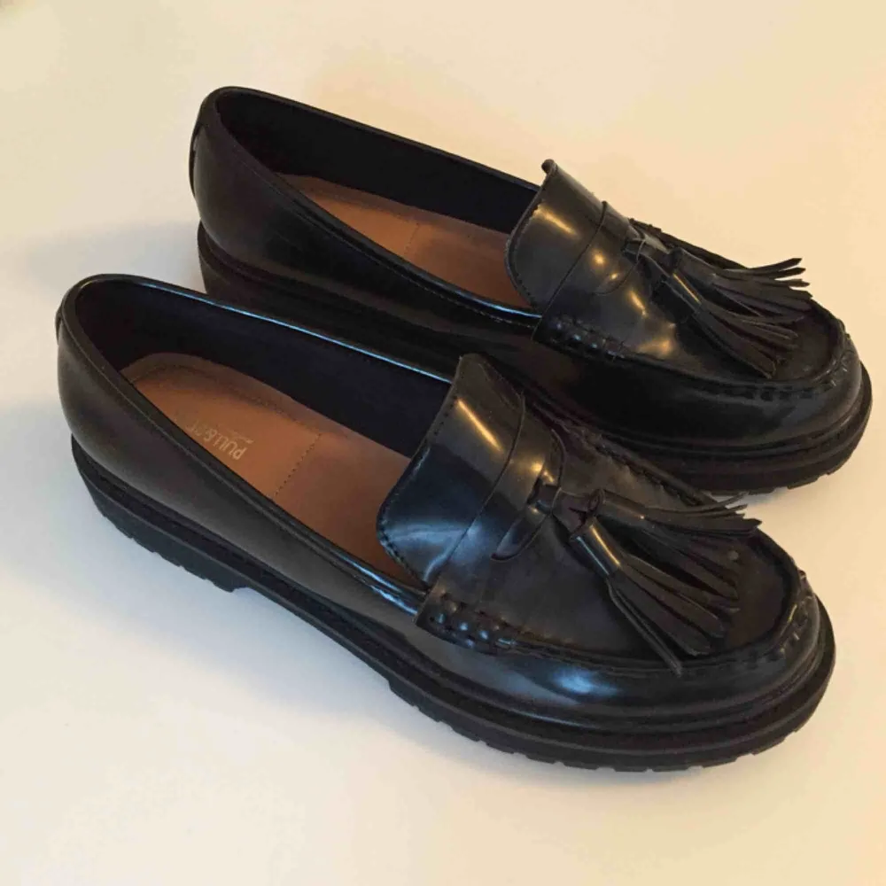 Svarta loafers i strl 39 från Pull & Bear. Använda en gång så i jättebra skick. Möts upp i Stockholm, annars står köparen för frakten!. Skor.