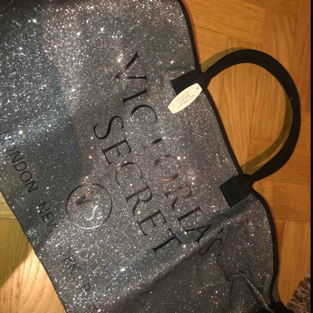 Superfin glittrig (!!) gym/ sport väska från Victoria Secret, Los Angeles. Aldrig använd så den är i helt nytt skick!! Nypris är 99$= vilket motsvarar ca 920 kr. Väskor.