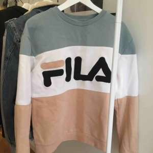  - JUST NU STÅR JAG FÖR PORTO FRAM TILL 4/3 PÅ ALLA PLAGG I MIN PORFIL - En mysig FILA tröja som används 2ggr. Nästan ny i skick. Org. ca 600kr från JD sports, London. Ej noppig o passar de flesta. Tar swish o kan mötas upp i Uppsala eller posta.
