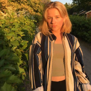  - Säljer nu en av mina favoriter i garderoben pga att den sällan kommer till användning;-// supersnygg tunn skjort-jacka från Beyond retro!🔥kan mötas i Stockholm och annars står köparen för frakt, passa på!! 