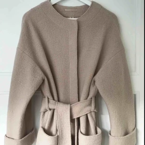  - Kappa från Filippa K pre spring 2019. Storlek S och endast använd vid två tillfällen. Ordinarie pris 3900 kr