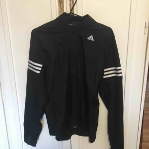  - Sport-jacka från adidas running! Säljs pga för liten storlek. Ränderna och märket är reflex. Möts upp i Stockholm, annars står köpare för frakt. 