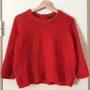  - Gosig klarröd stickad tröja, i mohairblandning. Jag som är en M brukade använda tröjan ihop med höga jeans, det funkade bra ihop! ✨