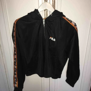  - Fila jacka från deras samarbete med junkyard. Storleken är S och säljs pga för liten storlek. Möts upp i Stockholm, annars står köpare för frakt. 