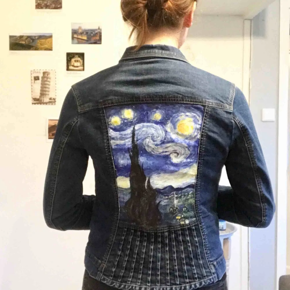 Jeans jacka från Pret ( ny pris ca 700kr) Handmålad starry night på ryggen  Den är målad med akrylfärg vilket gör att den kommer flagna lite med tvätt, men som tur behöver man ju inte tvätta jackor så 🙂. Jackor.