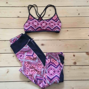  - Ett träningsset från Hollister. SportBH’n har inlägg. Byxorna går precis nedanför ens knän och de börjar ungefär vid naveln. Vi möts gärna upp i Stockholm men om frakt betalar köparen det.