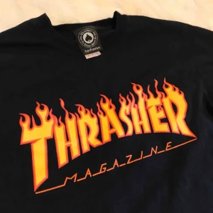  - Äkta thrasher longsleev, superfin men säljer då den är för kort i armarna på mig😕kan skicka fler bilder om önskas😊kan mötas upp i Stockholm annars blir frakten 30kr🤗