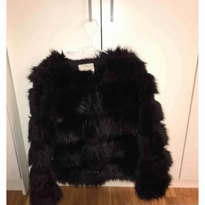  - Säljer min jätte snygga pälsjacka! (Lossas päls) köpte den från chicy för 1000 kr.  