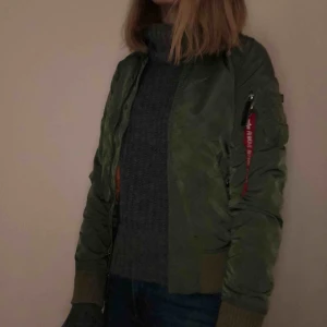  - Äkta Alpha Industries jacka. Grön bomberjacka. Knappt använd och är i väldigt bra skick.