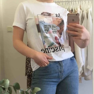  - Nästan helt oanvänd! Använd ca två ggr men säljer för att det inte längre är min stil. Köpte den för 350kr. Den är helt vit på baksidan.  Vi möts gärna upp i Stockholm men om frakt betalar köparen det.