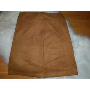 Ljusbrun kjol i faux suede från Cubus med dragkedja på baksidan. Använd ett få tal gånger, fortfarande i bra skick. Möts i Stockholm eller fraktar. 😊😊