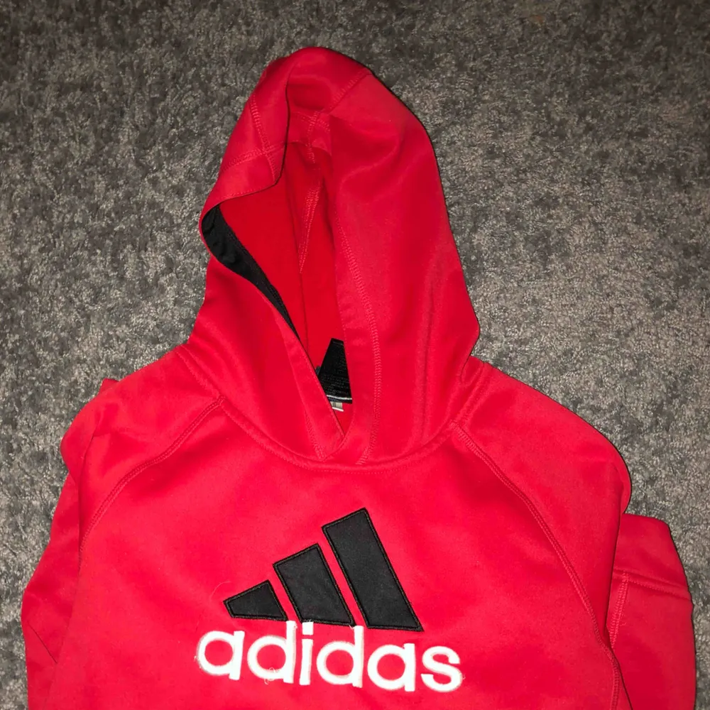 Röd Adidas Hoodie köpt i USA i nån sportaffär för 80 dollar. Fint skick (8/10). Bra för träning utomhus och även väldigt skön!. Tröjor & Koftor.