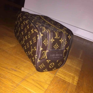  - Necessär i nyskick. Köparen står för frakten