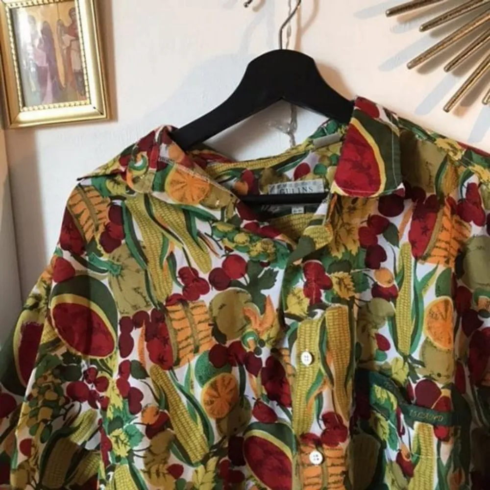 En skjorta med massa grönsaker på, väldigt unik och rolig! Fin att ha öppen till ett linne då den är väldigt stor.. T-shirts.