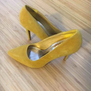  - Senapsgula klackar från ChinaGirl. Använda fåtal gånger men som nya. Fraktas för 59 kr 👠