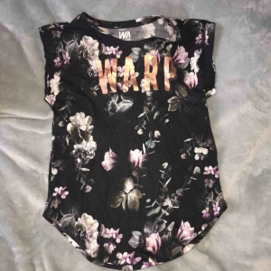  - Tränings t-shirt köpt på Stadium, fint skick ändats använd 1-2 gånger. Stryks och tvättas innan den skickas såklart ❤️ Frakt betalas av köpare! 